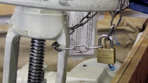 Manual valve lockout device