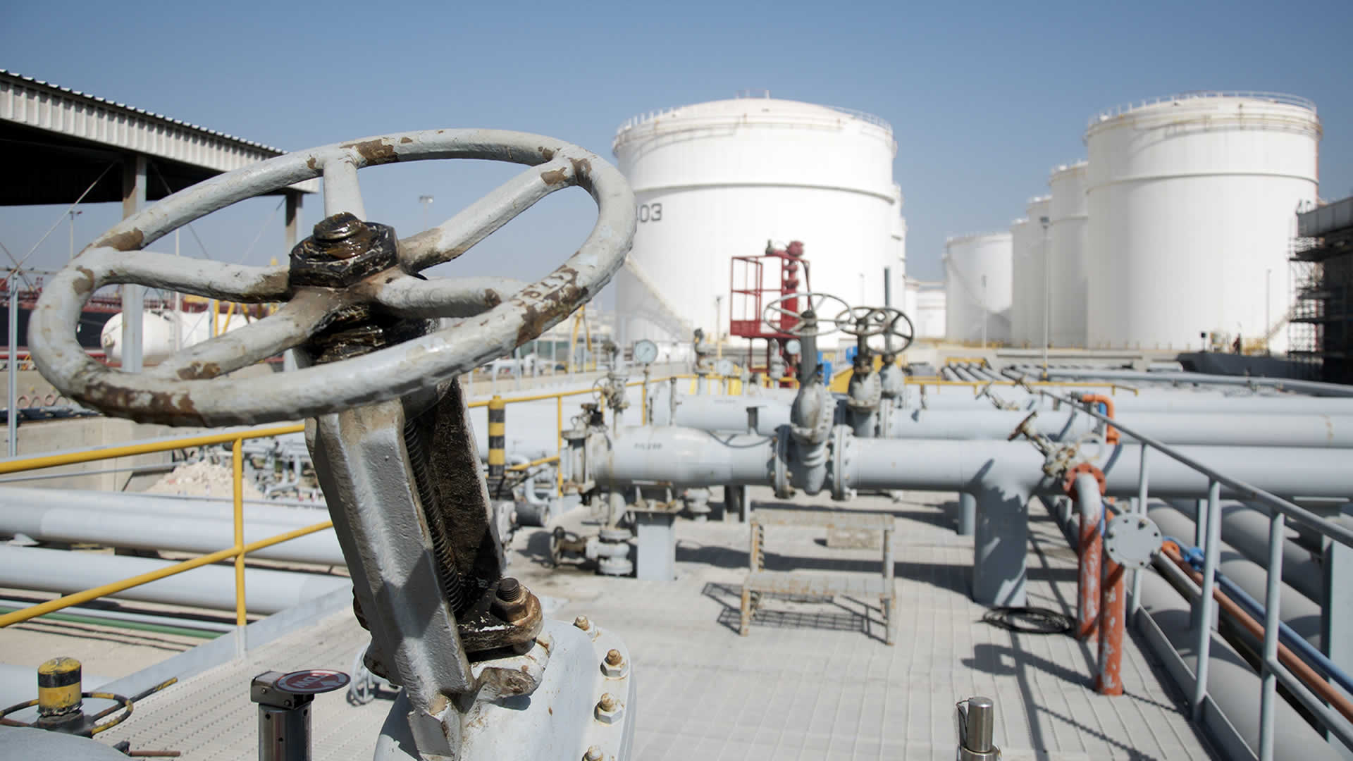 Valves in front of a tank terminal