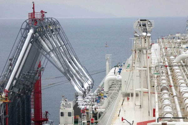 Valve line-up during tanker loading