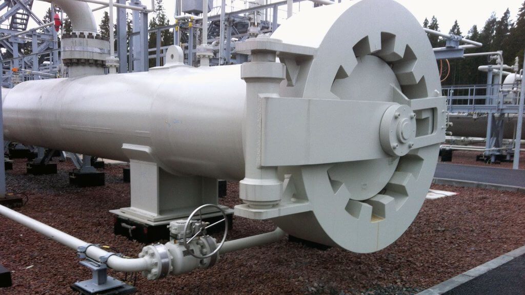 Long distance pipeline pigging secured by valve interlocks