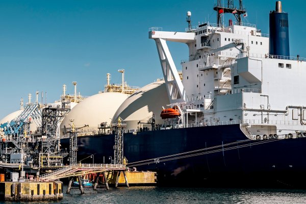 LNG tanker unloading using unloading arm